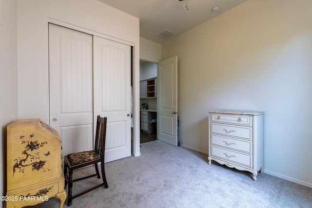 living area featuring carpet, visible vents, and baseboards