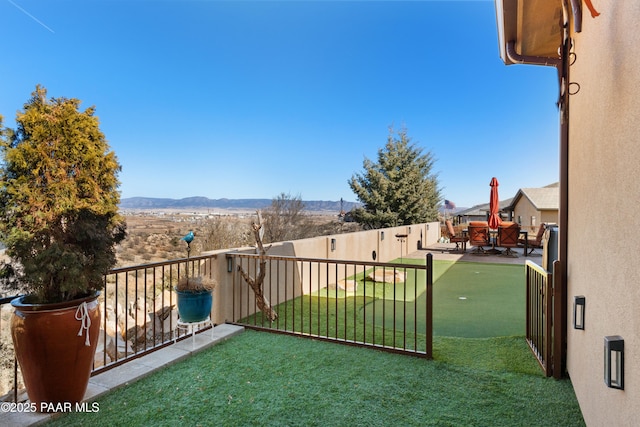 view of yard with a mountain view