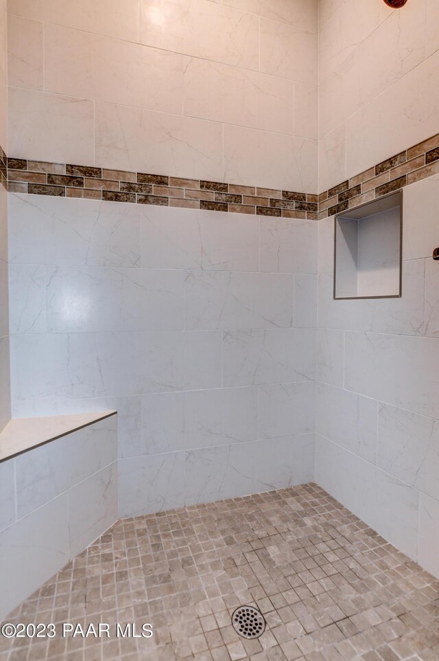 bathroom featuring a tile shower