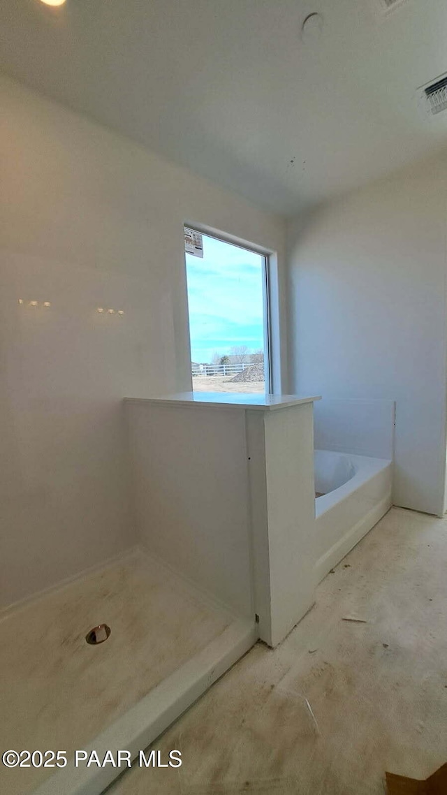 2485 Dillon Blvd, Chino Valley, AZ 86323 - bathroom featuring visible vents and a garden tub