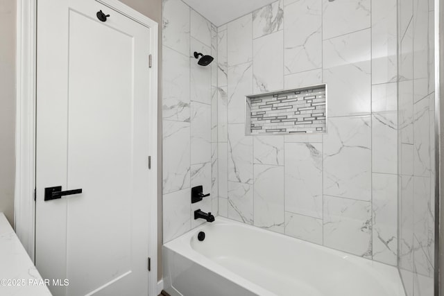 bathroom with tiled shower / bath combo