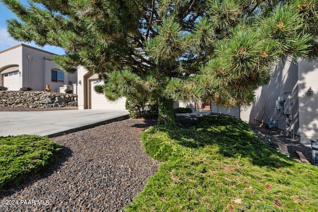 view of yard with a garage