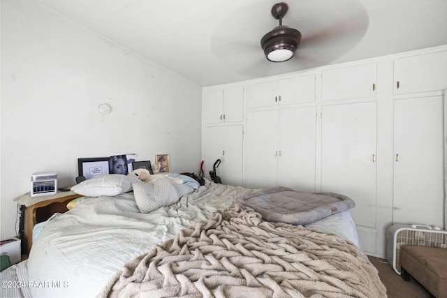 bedroom featuring carpet floors, ceiling fan, and a closet