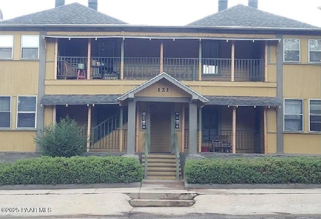 view of front facade featuring a balcony