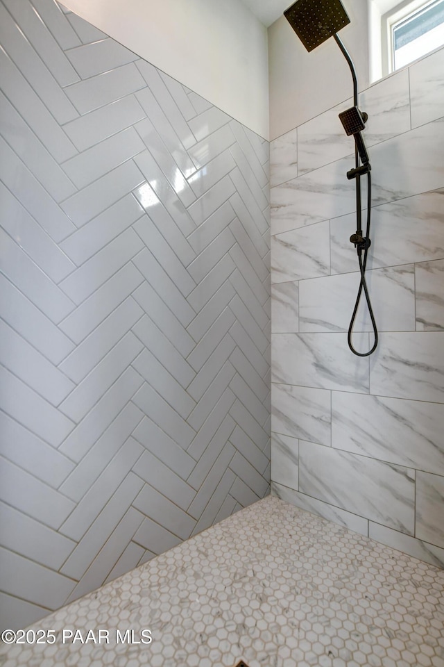 bathroom featuring a tile shower