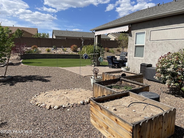 6175 Greer Ln, Prescott Valley, AZ 86314 - view of yard with a fenced backyard, a garden, and a patio area