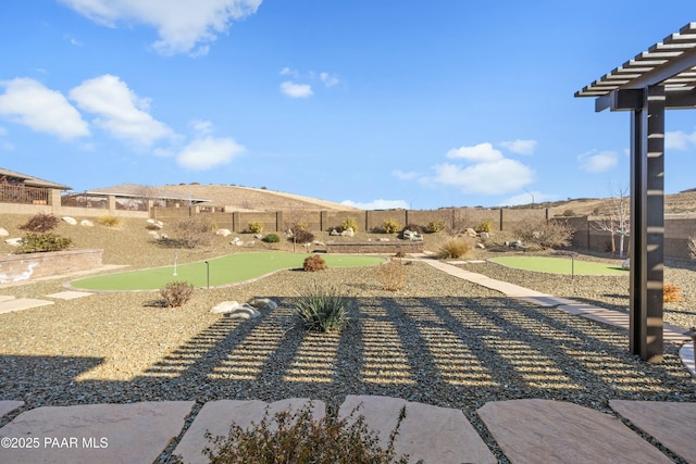 view of yard featuring a mountain view