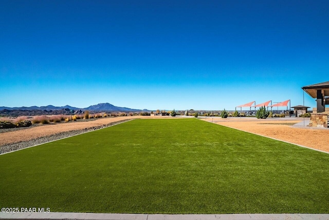 view of yard featuring a mountain view