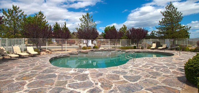 7785 E Bramble Berry Ln, Prescott Valley, AZ 86315 - view of pool featuring fence, a patio, and a pool with connected hot tub