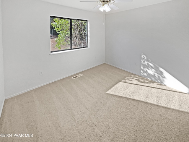 unfurnished room with carpet flooring and ceiling fan