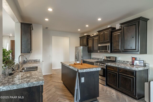 10550 E Cumberland Ct, Dewey-Humboldt, AZ 86327 - kitchen featuring a kitchen island, stainless steel appliances, recessed lighting, and a sink