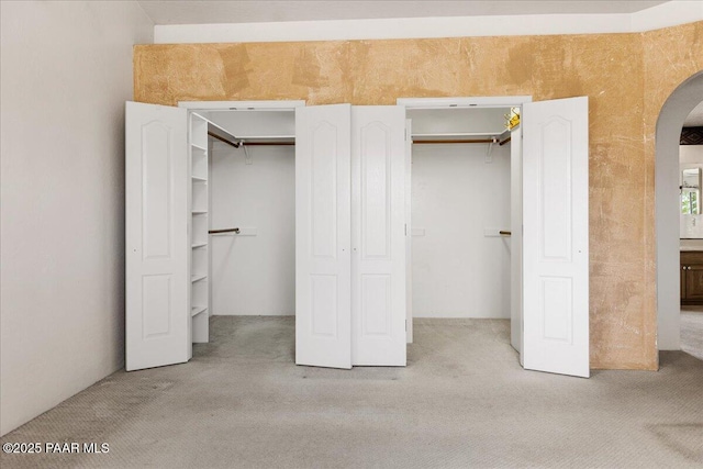 1640 W Grasshopper Ln, Chino Valley, AZ 86323 - unfurnished bedroom featuring arched walkways, a spacious closet, carpet floors, and a closet