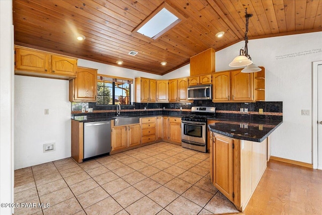 1640 W Grasshopper Ln, Chino Valley, AZ 86323 - kitchen with stainless steel appliances, a sink, wood ceiling, dark countertops, and a peninsula