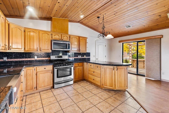 1640 W Grasshopper Ln, Chino Valley, AZ 86323 - kitchen with appliances with stainless steel finishes, wood ceiling, lofted ceiling, a peninsula, and tasteful backsplash