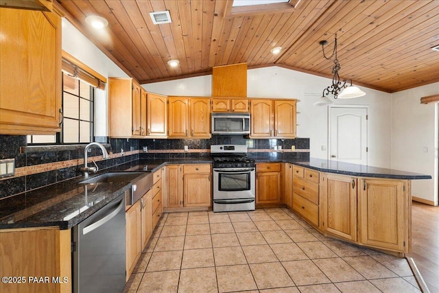 1640 W Grasshopper Ln, Chino Valley, AZ 86323 - kitchen with stainless steel appliances, vaulted ceiling, a sink, a peninsula, and tasteful backsplash
