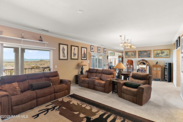 living area with crown molding, a notable chandelier, visible vents, and carpet