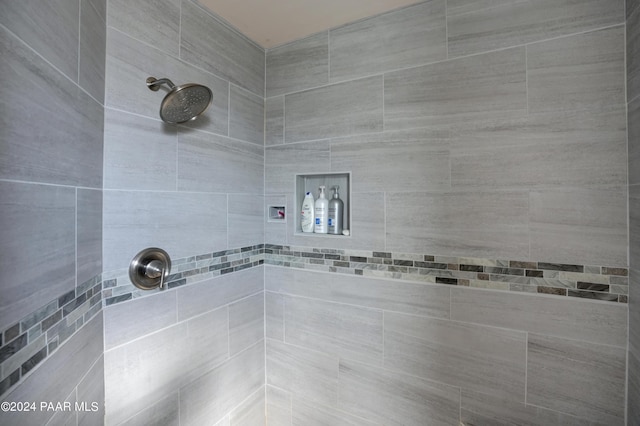 bathroom featuring tiled shower