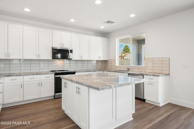 7480 E Louie Ln, Prescott Valley, AZ 86315 - kitchen featuring visible vents, white cabinetry, tasteful backsplash, a sink, and stainless steel appliances