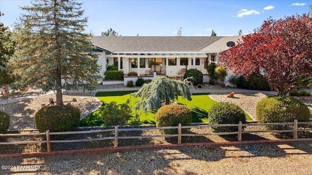 view of front of property featuring a front yard