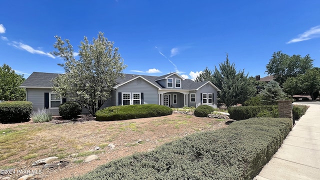 view of front of property featuring a front lawn