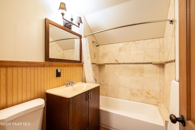 2667 N Overlook Dr, Williams, AZ 86046 - full bathroom with toilet, shower / bath combination with curtain, vanity, and vaulted ceiling