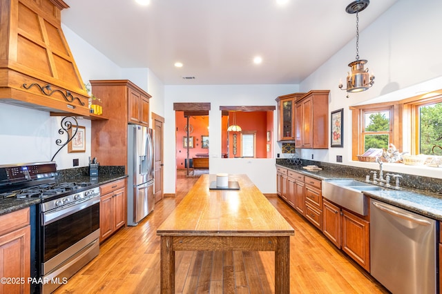 2667 N Overlook Dr, Williams, AZ 86046 - kitchen featuring stainless steel appliances, a sink, brown cabinets, light wood-style flooring, and recessed lighting