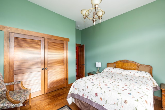 2667 N Overlook Dr, Williams, AZ 86046 - bedroom featuring a chandelier, wood finished floors, and a closet