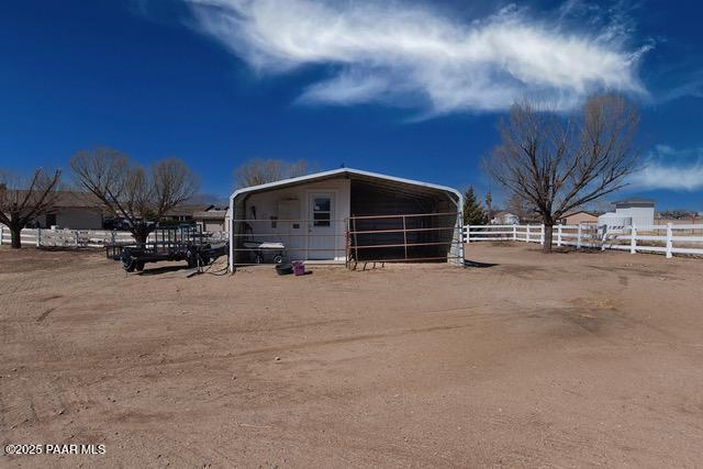 view of outdoor structure with an exterior structure and an outbuilding