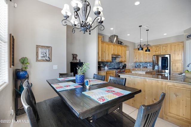 dining area featuring sink and an inviting chandelier