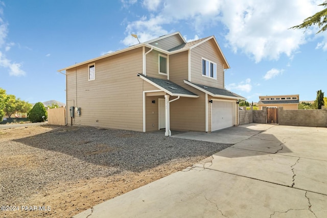 view of front facade featuring a garage