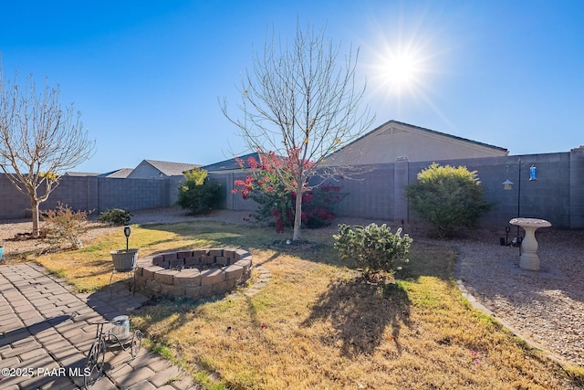 view of yard featuring an outdoor fire pit