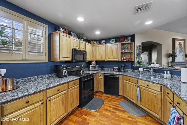 1716 Alpine Meadows Ln Unit 1105, Prescott, AZ 86303 - kitchen with black appliances, light hardwood / wood-style flooring, dark stone countertops, and sink