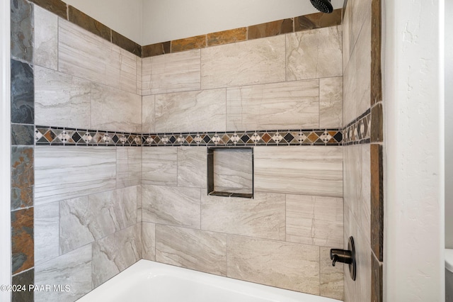 bathroom featuring tiled shower / bath combo