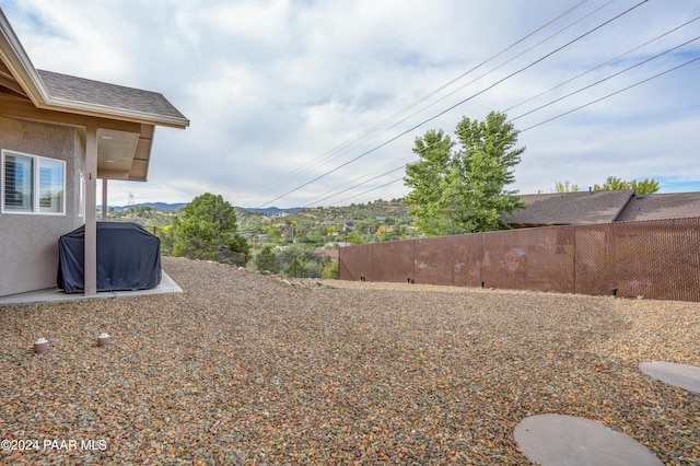 view of yard featuring a mountain view