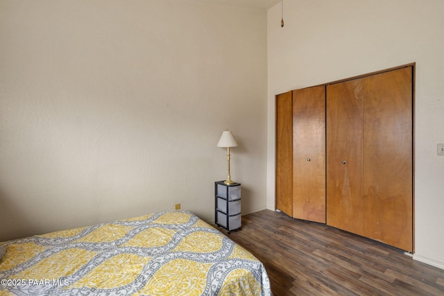 217 Creekside Cir Unit 16G, Prescott, AZ 86303 - bedroom featuring dark wood-style floors, baseboards, and a closet