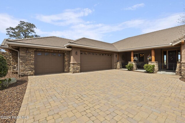 view of front facade featuring a garage