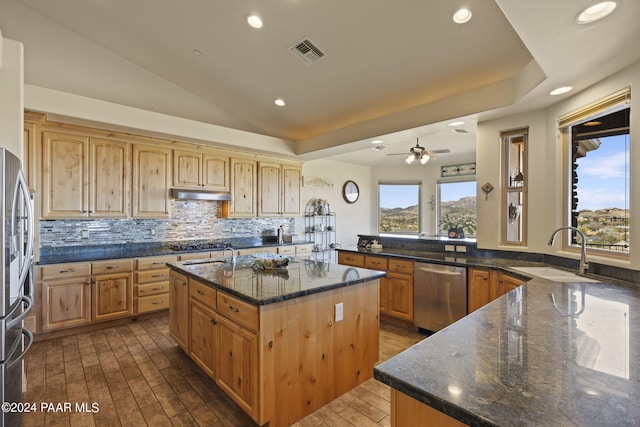 kitchen featuring sink, kitchen peninsula, a center island, and dishwasher