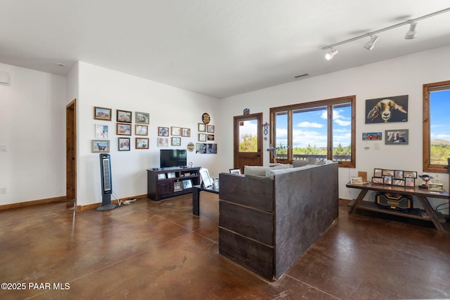 13225 N Bull Run Rd, Prescott, AZ 86305 - living area featuring finished concrete floors and baseboards