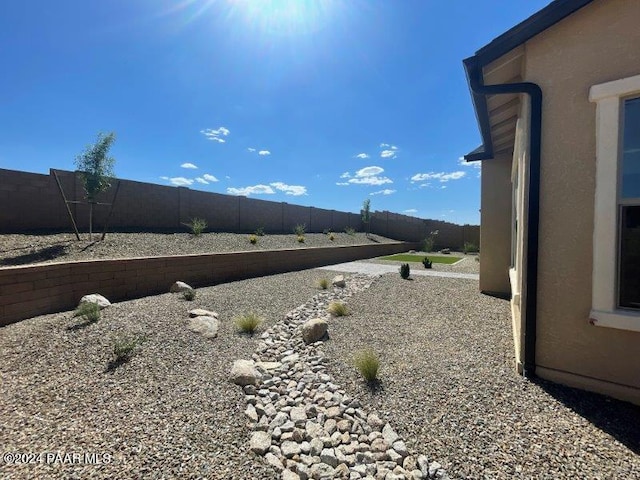 view of yard featuring a mountain view