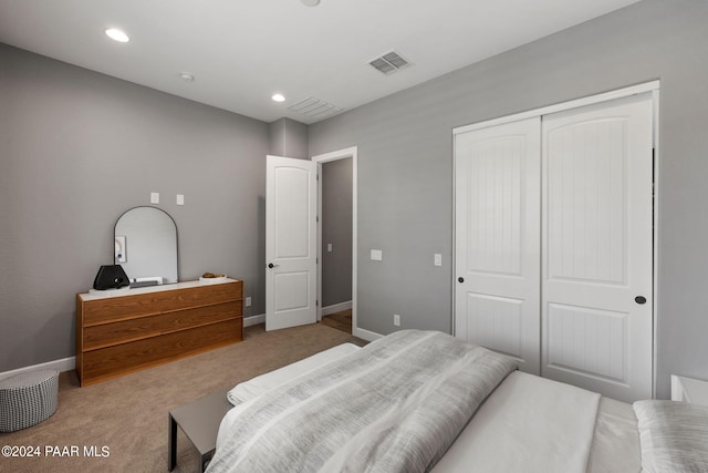 bedroom featuring a closet, recessed lighting, baseboards, visible vents, and carpet