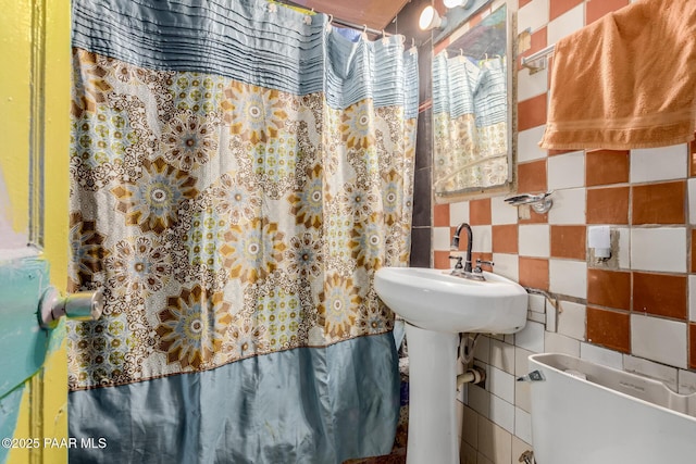 1807 N 38th Dr, Phoenix, AZ 85009 - bathroom with tile walls, a shower with curtain, and backsplash