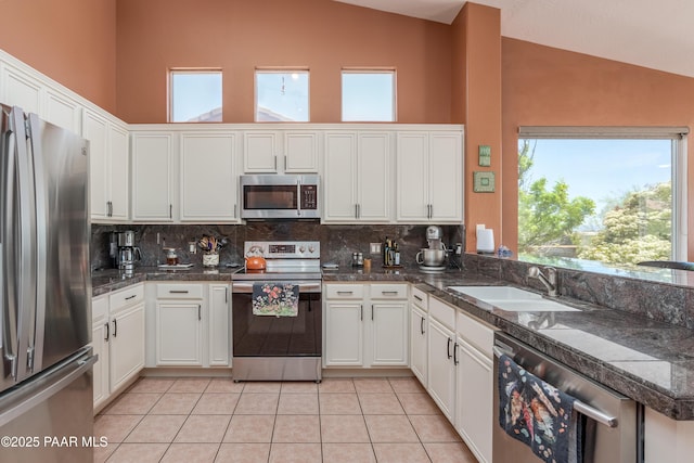 2315 W Desert Willow Dr, Cottonwood, AZ 86326 - kitchen featuring white cabinetry, a sink, backsplash, light tile patterned floors, and stainless steel appliances