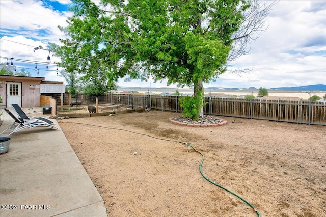 view of yard with a mountain view