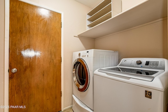 1086 N Broken Wagon Trl, Dewey-Humboldt, AZ 86327 - laundry area featuring washing machine and clothes dryer