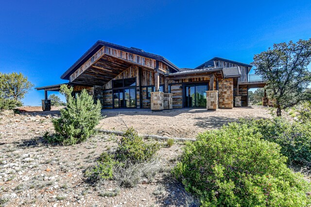 rear view of house featuring an outdoor structure