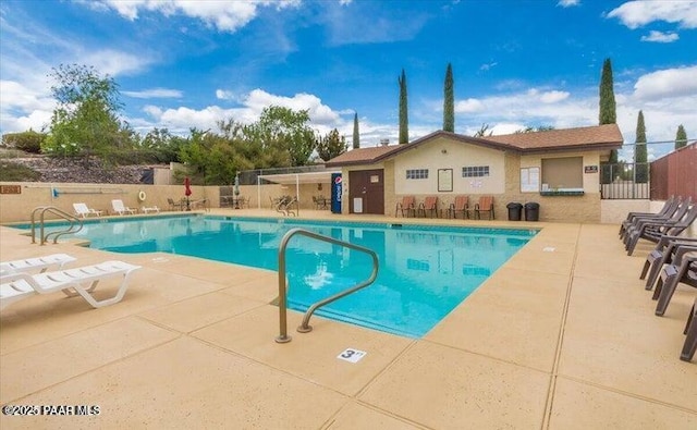 1005 N Rolling Green Rd, Dewey-Humboldt, AZ 86327 - community pool with a patio