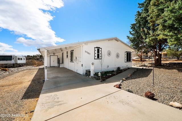 10157 Manzanita Trl, Dewey-Humboldt, AZ 86327 - manufactured / mobile home with driveway and an attached carport