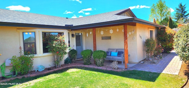 1125 N Wagon Wheel Pl, Chino Valley, AZ 86323 - view of front facade featuring a front yard, stucco siding, roof with shingles, and an outdoor hangout area
