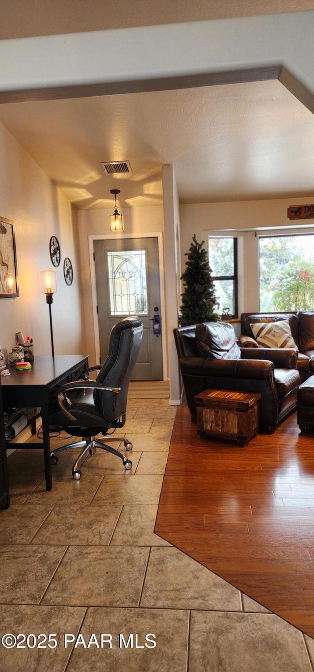 1125 N Wagon Wheel Pl, Chino Valley, AZ 86323 - living room featuring a desk