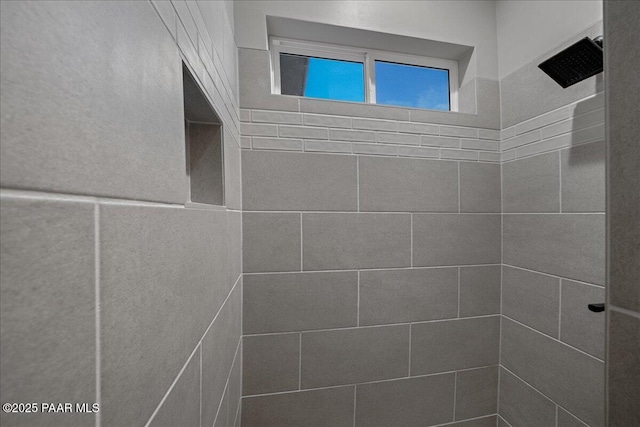 room details featuring tiled shower